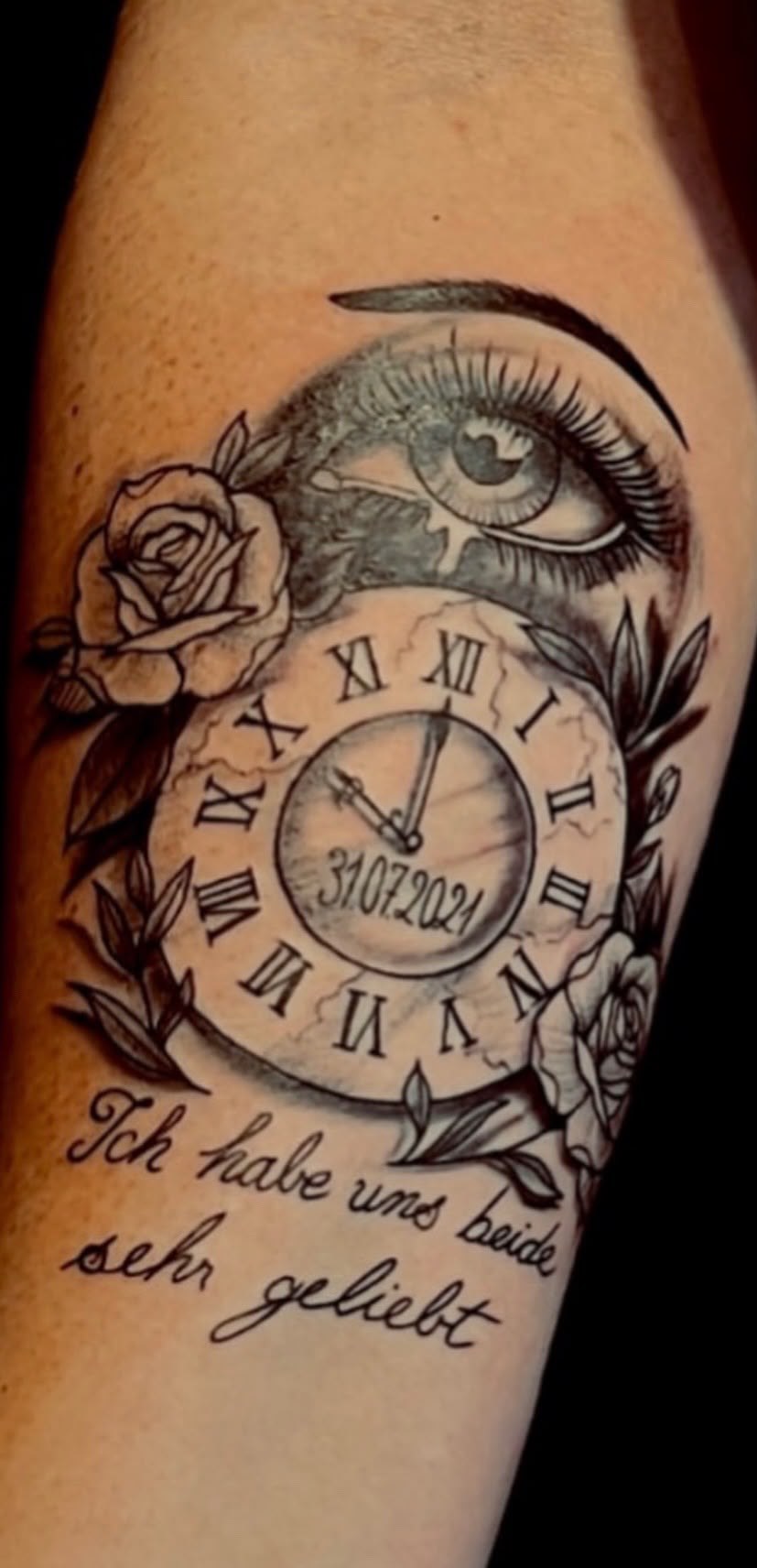 Uhr mit Rose und Auge, Schriftzug am Unterarm